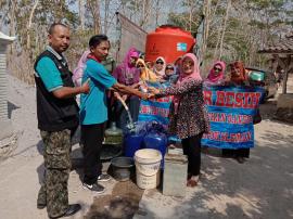 Droping Air Bersih Ibu-Ibu Kader Padukuhan Gandok